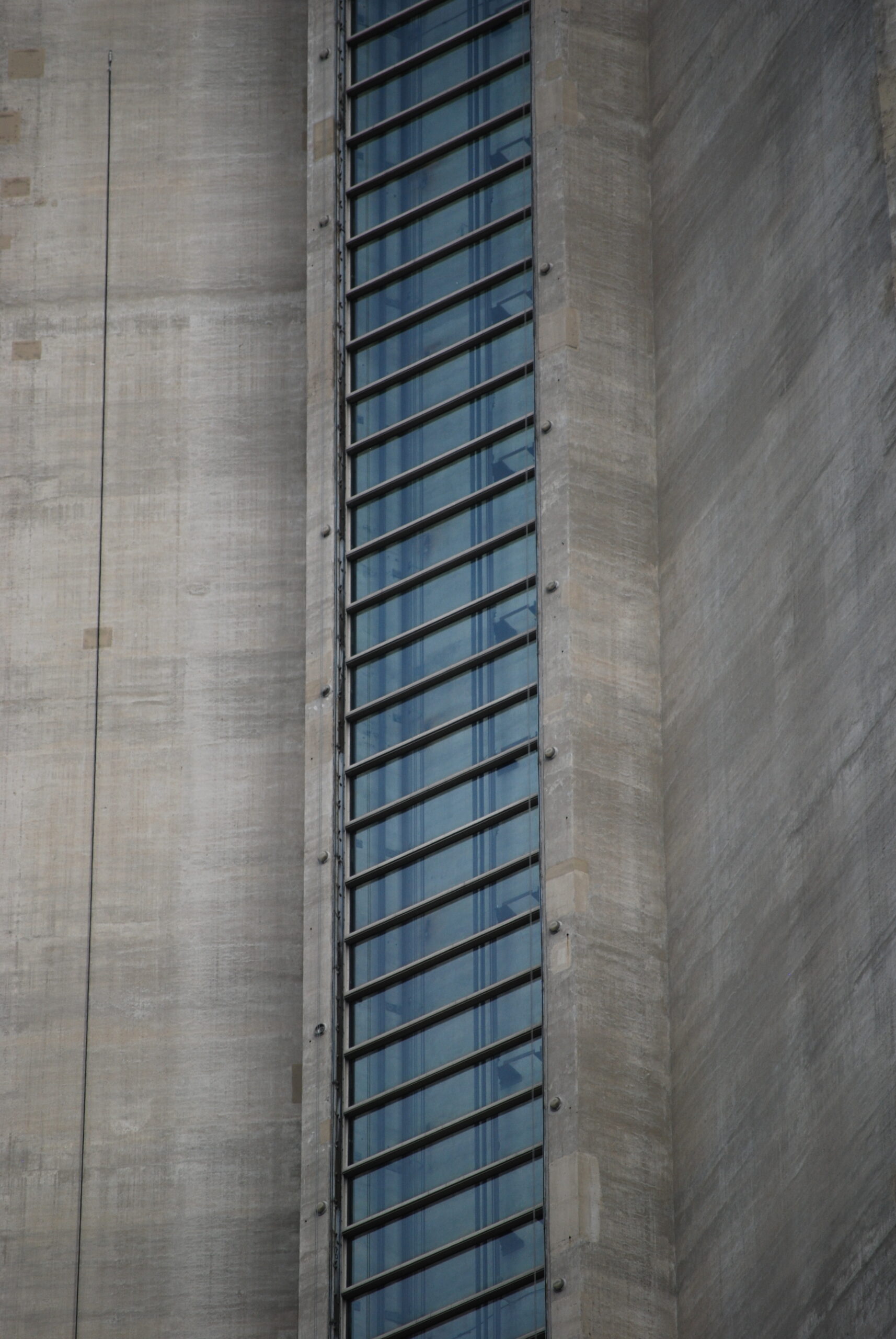 Zoom sur les vitres extérieures de la tour du CN, Toronto.