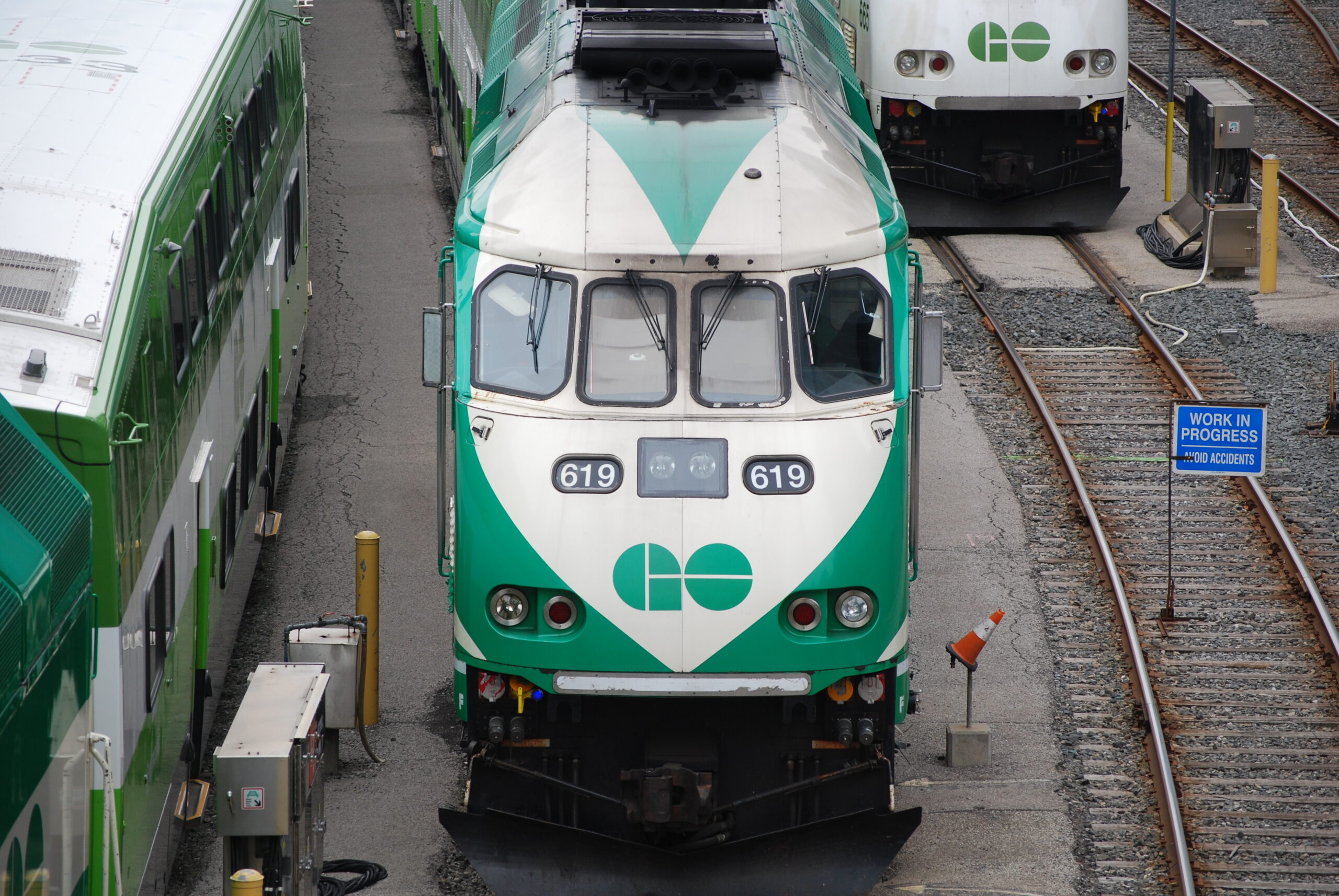 Devant de train de la ville de Toronto, bvert et blanc, stationné à la gare centrale de la ville.
