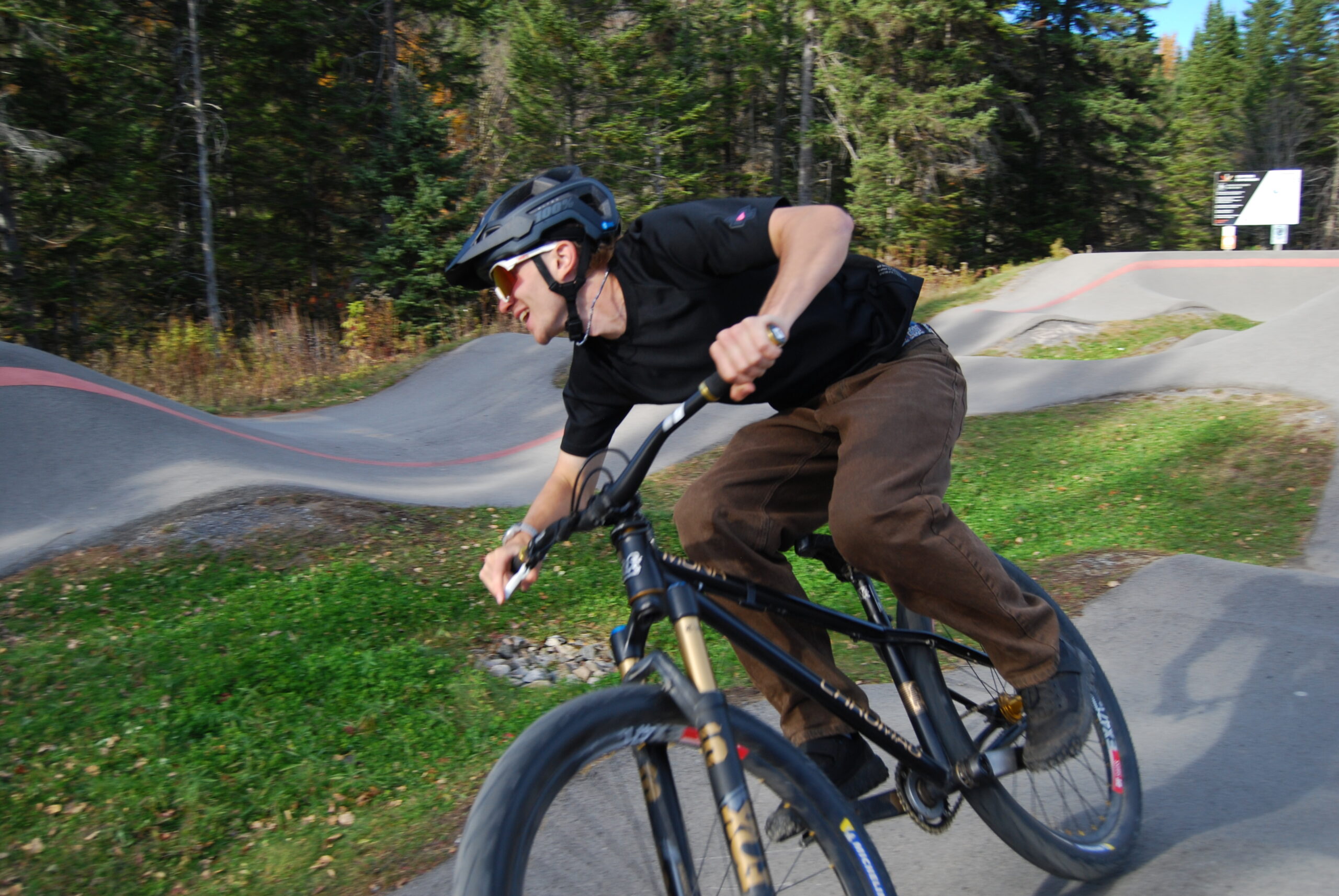 Cycliste vu de près, incliné dans un virage de pumptrack.