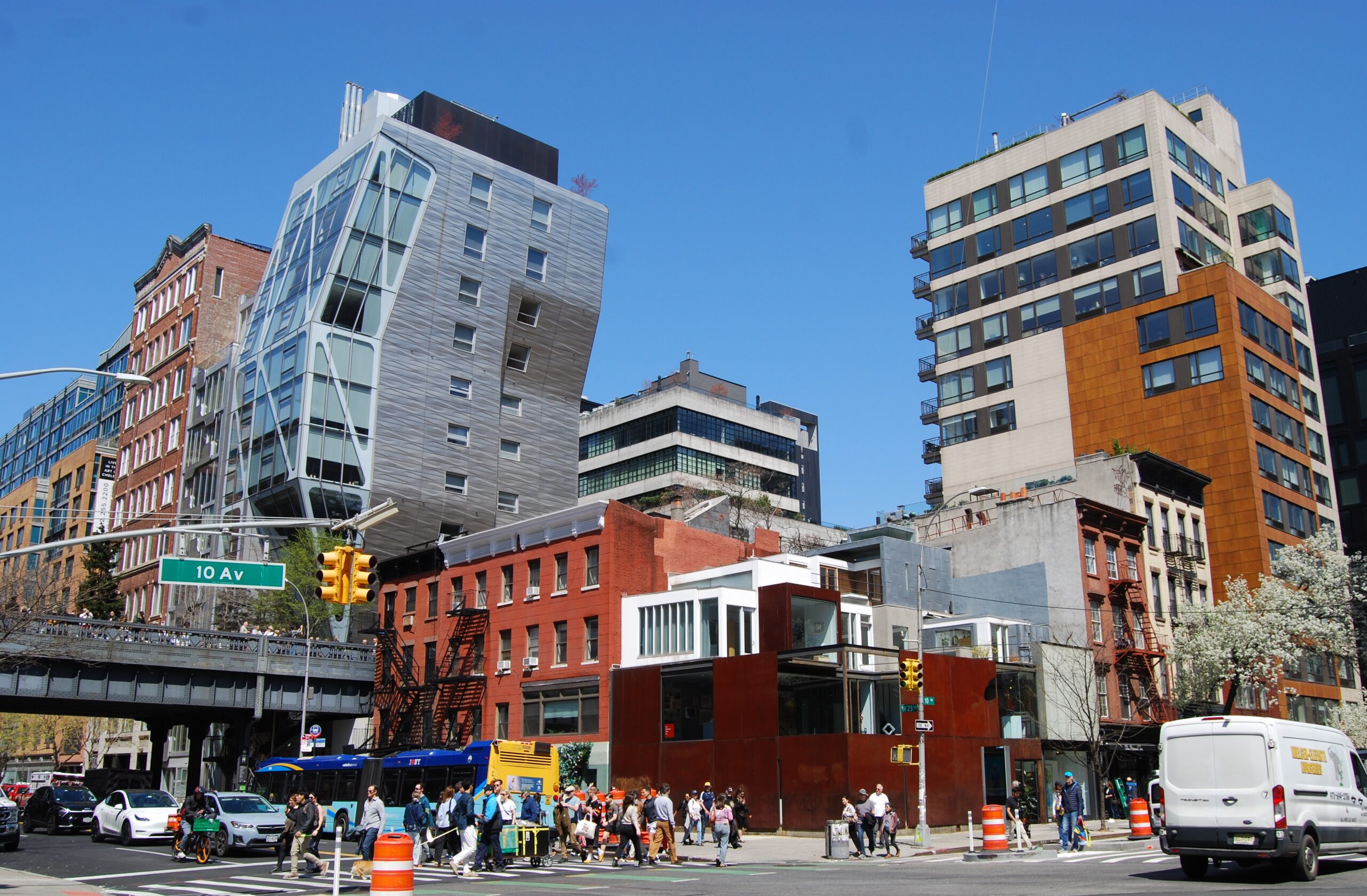 Coin de rue avec plsuieurs bâtients d'architecture très variée, New York.