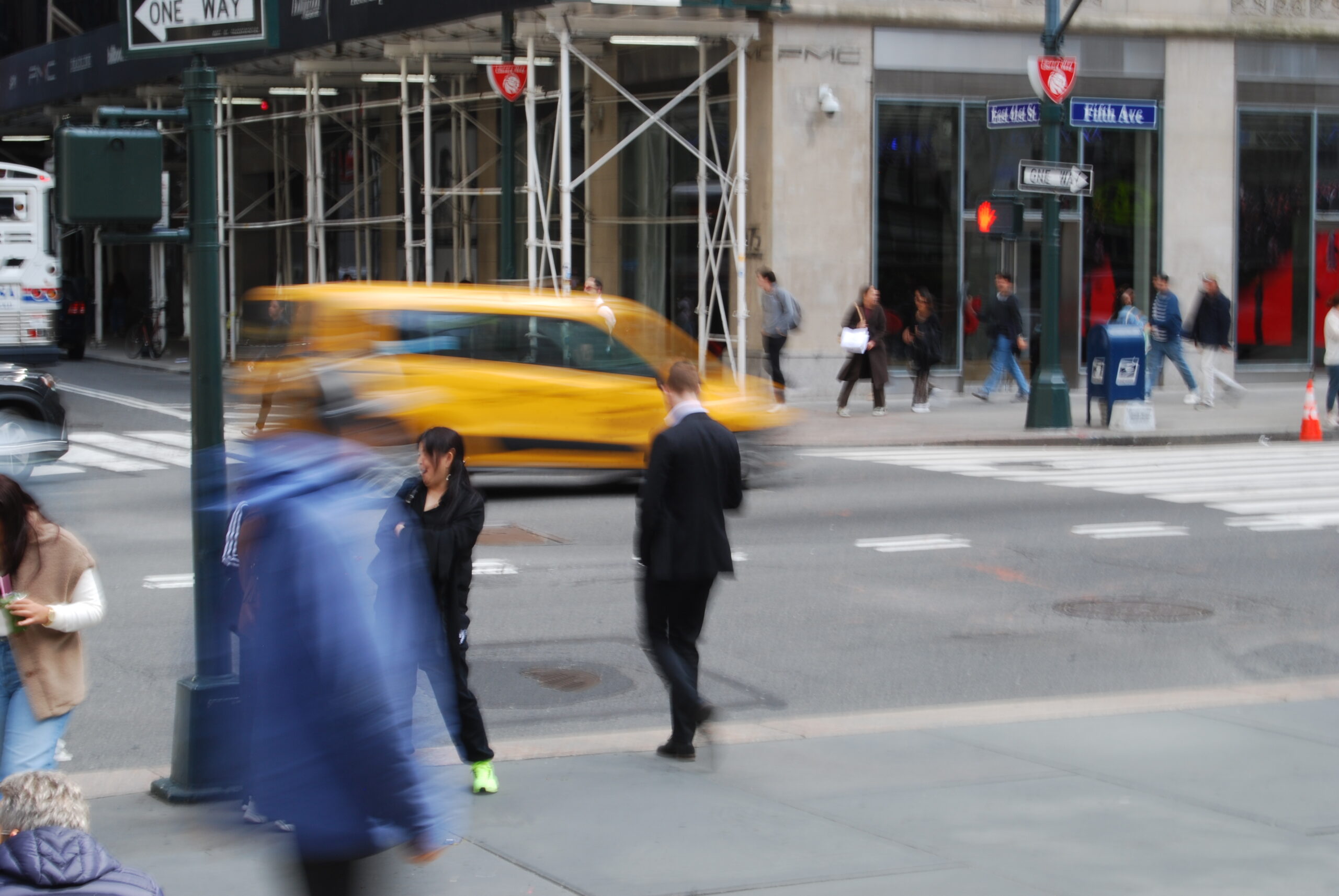 Homme d'affaires sur un coin de roue de New York. Taxi qui passe.